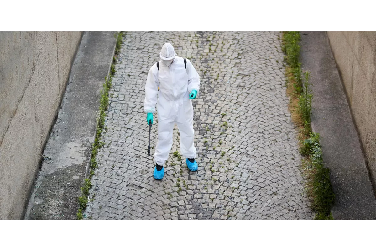 Désinfection des espaces publics : quelles fréquences, quels produits ?